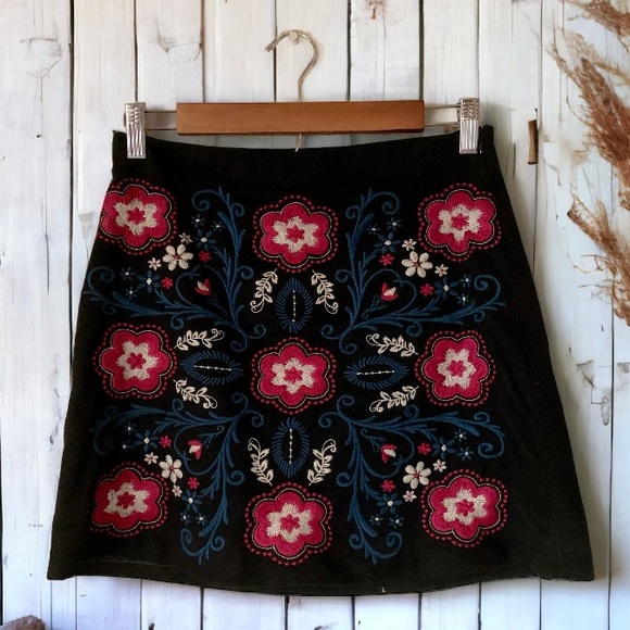 Miami Embroidered Floral Mini Skirt Size SMALL - Picture 3 of 7
